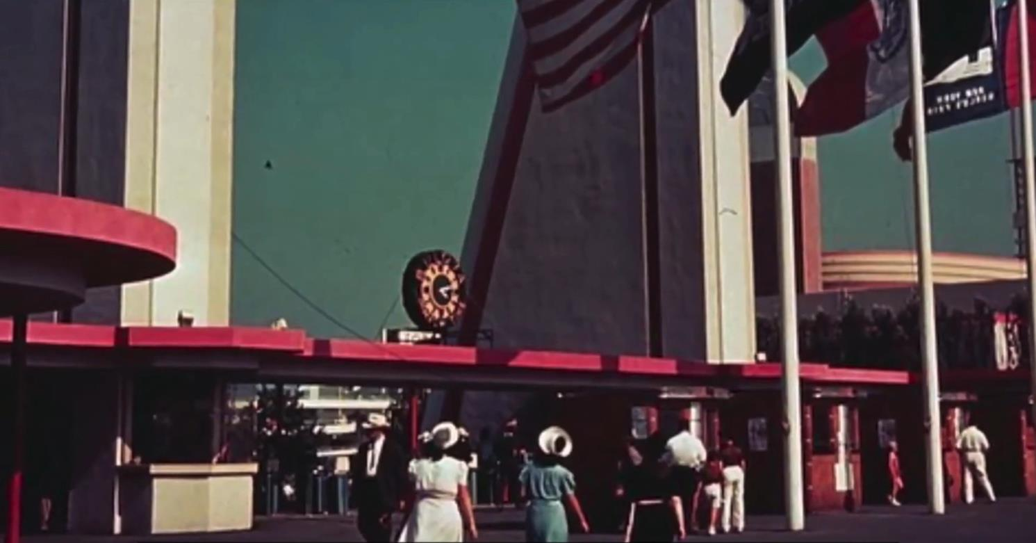 1939 New York World's Fair — color photograph of entrance with Bulova neon clock visible